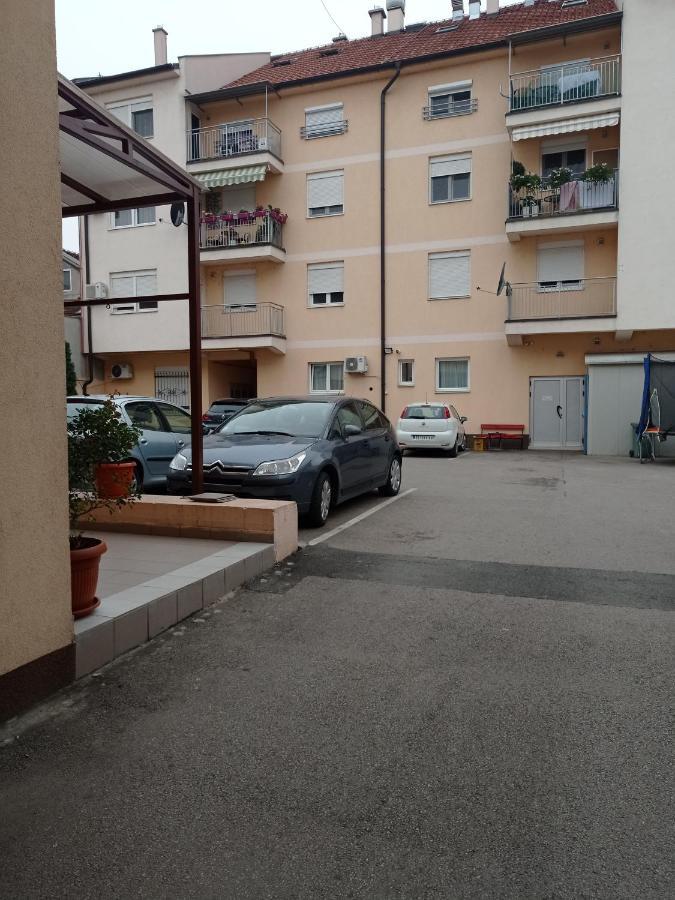Apartman Sunflower Sremska Mitrovica Exterior foto
